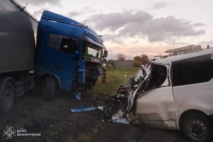 Страшна аварія за участі вантажівки і мікроавтобуса поблизу Вінниці: загинуло шестеро людей