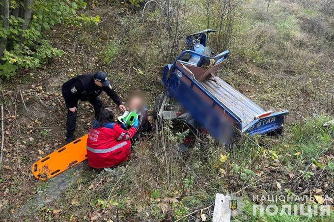 Водій Porsche виїхав на зустрічну смугу та влетів у трицикл поблизу Жмеринки: є постраждалий