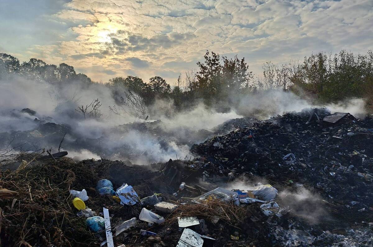 У громаді на Вінниччині невідомі навмисно підпалили сміттєзвалище: подробиці