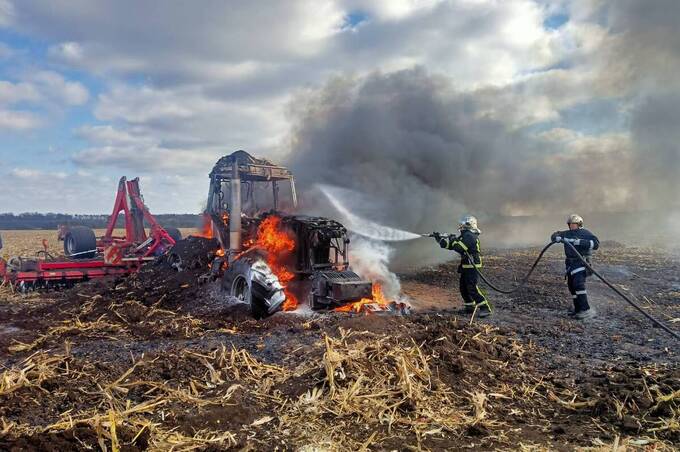 На Вінниччині під час польових робіт вщент згорів трактор: що сталося з водієм