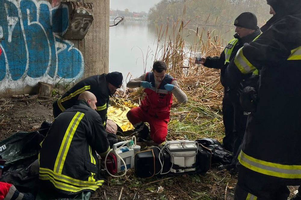 Трагедія на Центральному мосту у Вінниці: що відомо про чоловіка, який стрибнув у річку