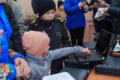 У Вінниці дітям з вразливих категорій роздали ноутбуки від британських волонтерів