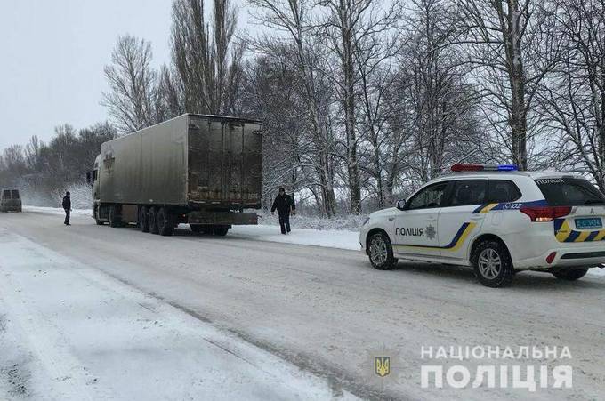 Через снігопад на дорогах Вінниччини обмежили рух вантажівок