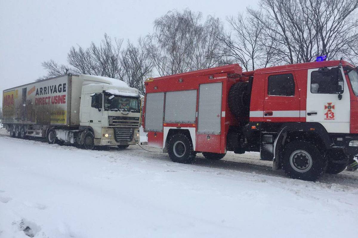 Впродовж минулої доби бійці ДСНС вивільнили з снігових заметів 22 авто