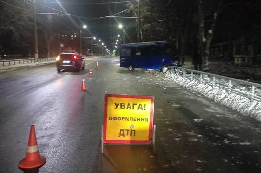 У Вінниці водій у стані сп'яніння в'їхав у дерево: яке покарання він отримав