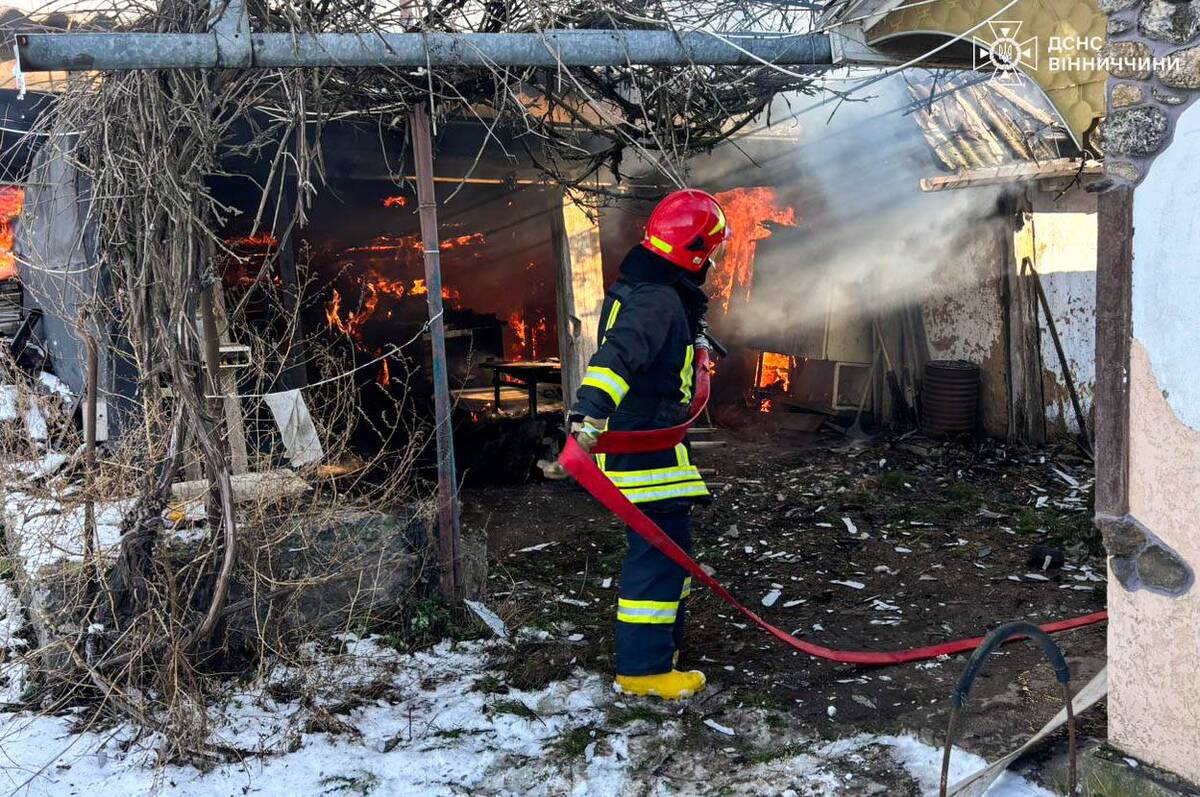 На Вінниччині вогонь охопив дві господарські будівлі: подробиці пожеж