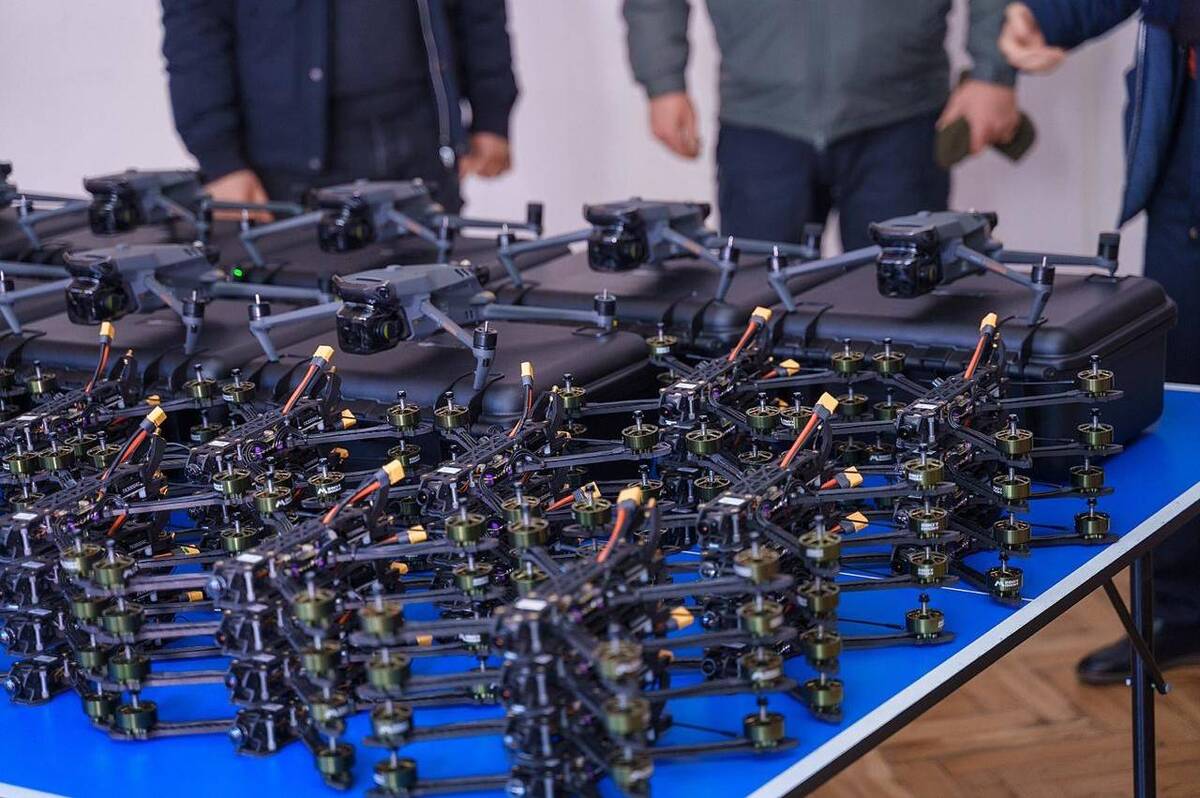 Міжрегіональний координаційний гуманітарний штаб передав ще 100 FPV-дронів та 10 Mavic 3T захисникам одного із підрозділів ССО