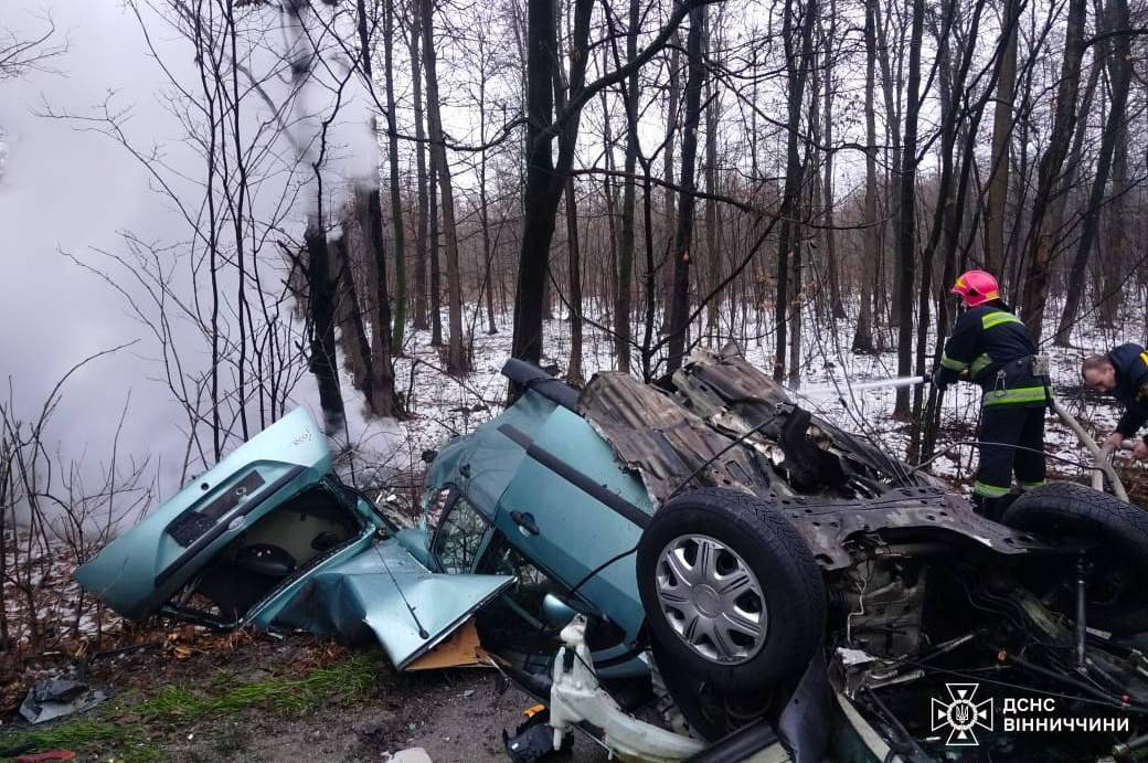 На об'їзній поблизу Вінниці у ДТП авто розірвало на шматки: водій загинув (фото)