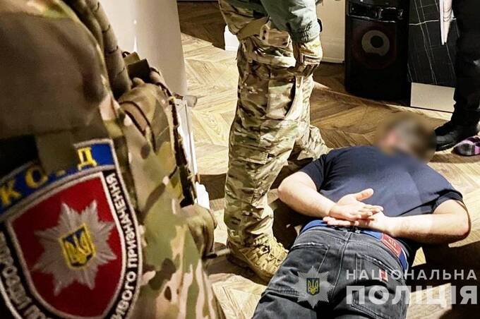 Трійка вінничан влаштувала бійку в клубі та погрожувала відвідувачам зброєю: подробиці