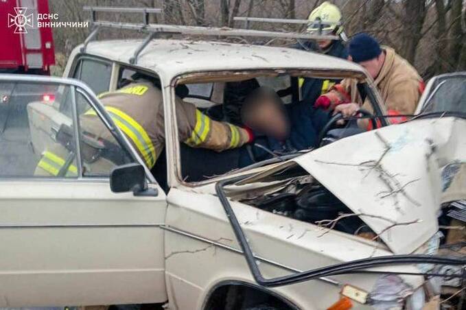 Трагічна ДТП на Вінниччині: водій загинув після зіткнення з деревом