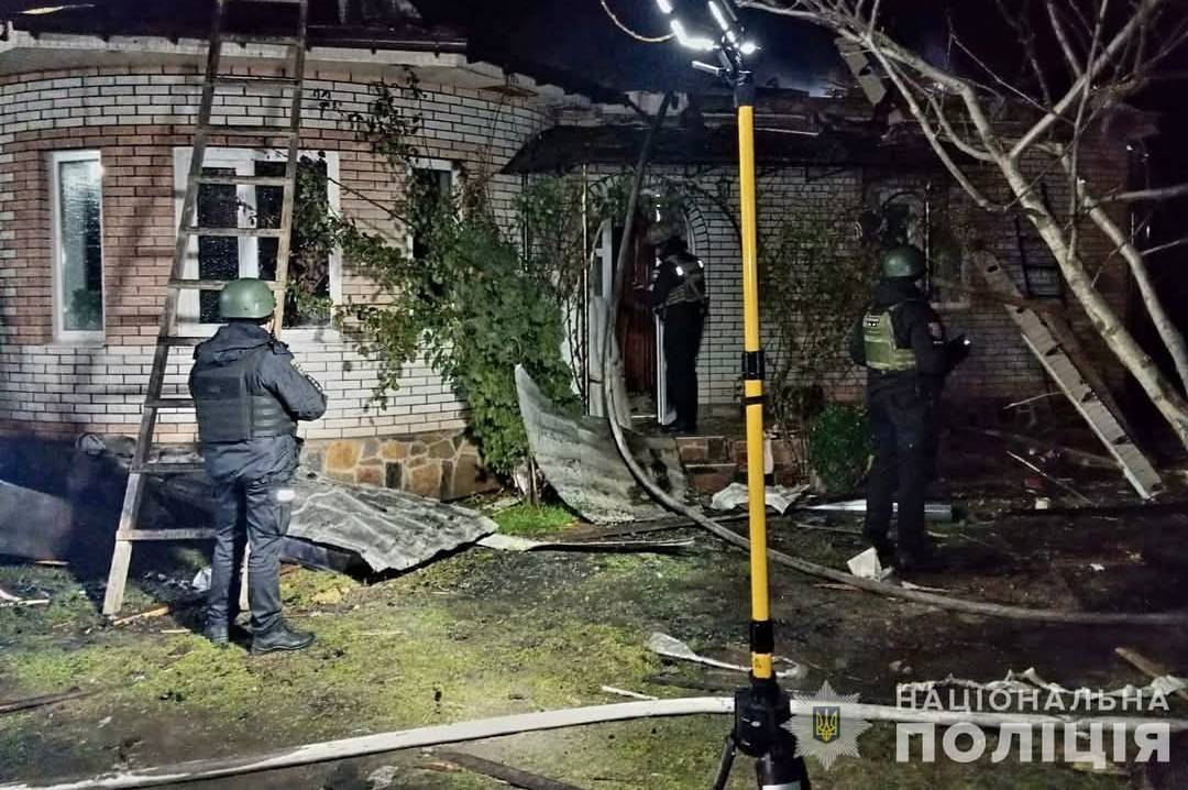 На Вінниччині через падіння ворожого дрона загорівся житловий будинок та авто (фото)