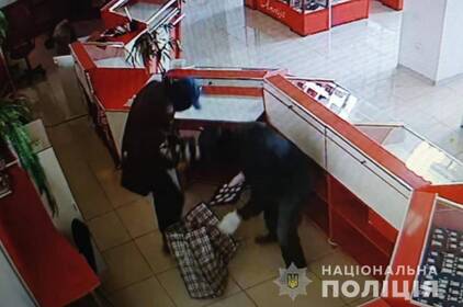 Розбійний напад у Вінниці: нападники в балаклавах пограбували ювелірну крамницю Розбійний напад у Вінниці: нападники в балаклавах пограбували ювелірну крамницю