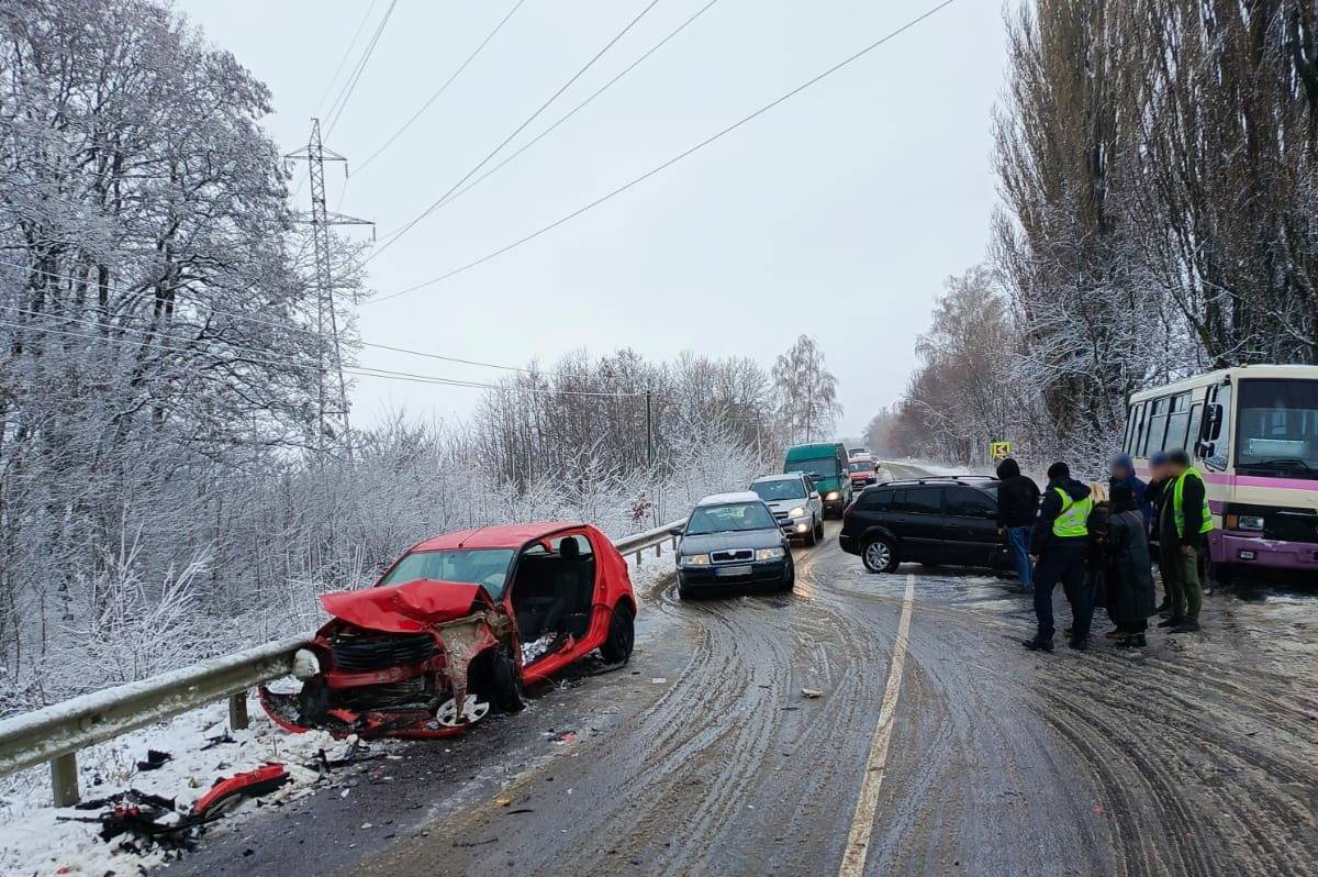 Наслідки ДТП поблизу селища Тиврів: що відомо про постраждалих