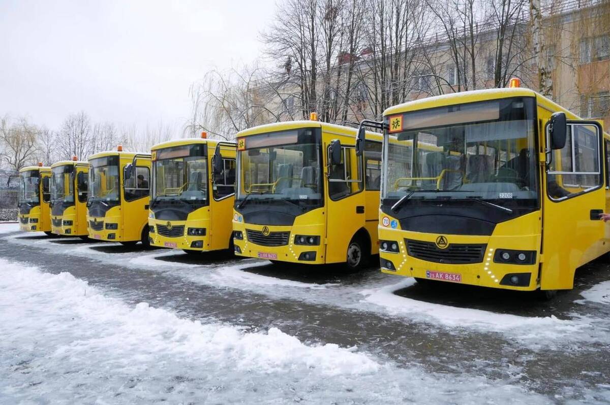 Шість громад Вінниччини отримали інклюзивні шкільні автобуси