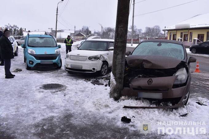 Потрійна ДТП за участі Renault, КІА та Fiat сталася на Вінниччині: є постраждала