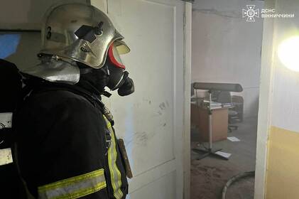 У Вінниці сталася пожежа в ліцеї, евакуйовано 630 осіб: що відомо (фото) У Вінниці сталася пожежа в ліцеї, евакуйовано 630 осіб: що відомо (фото)