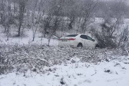 На Вінниччині через негоду в кювет злетів легковик з дитиною всередині