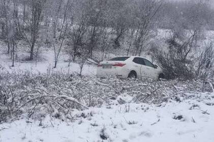 На Вінниччині через негоду в кювет злетів легковик з дитиною всередині