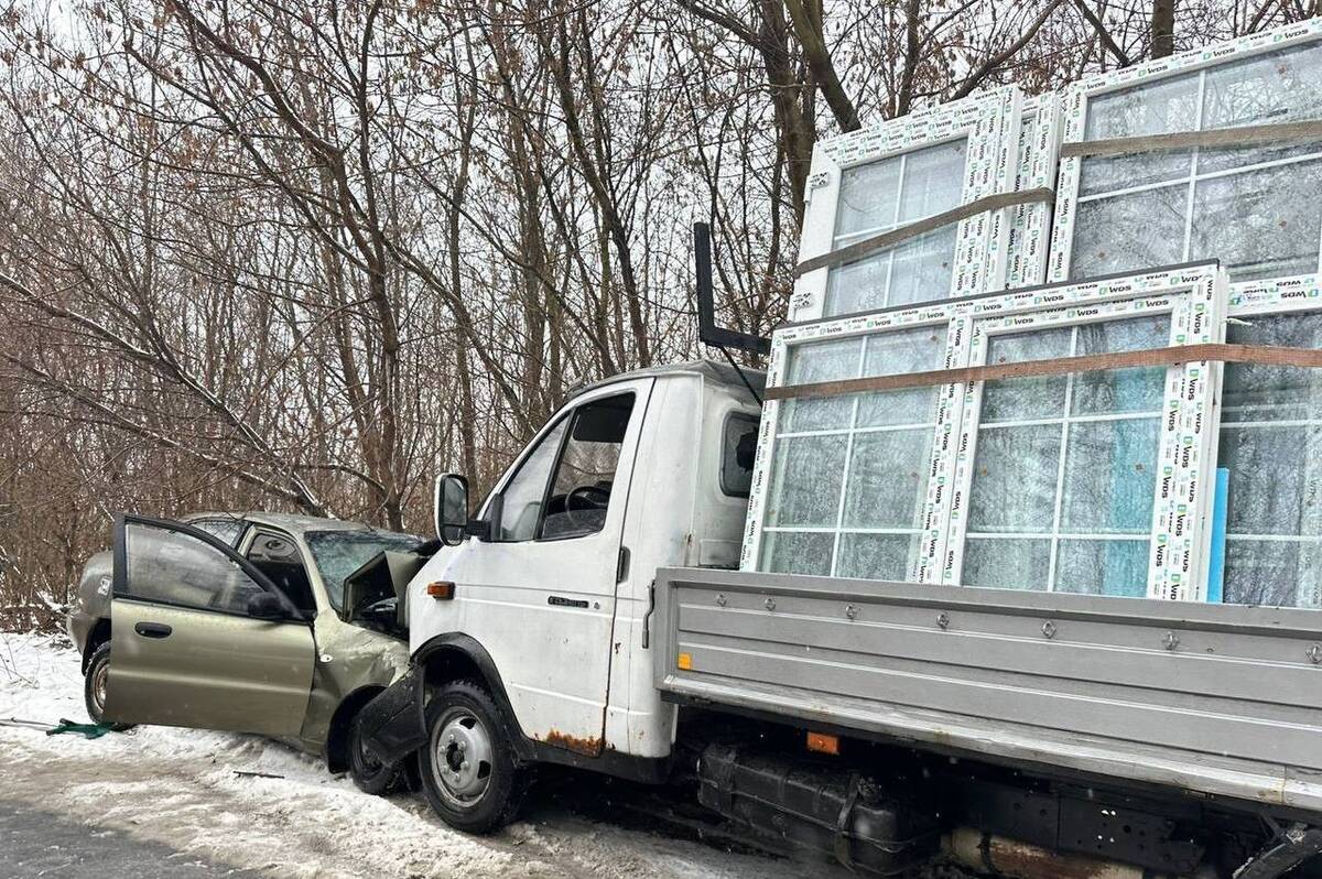 На Вінниччині легковик влетів у вантажівку, що везла вікна: двоє людей у лікарні