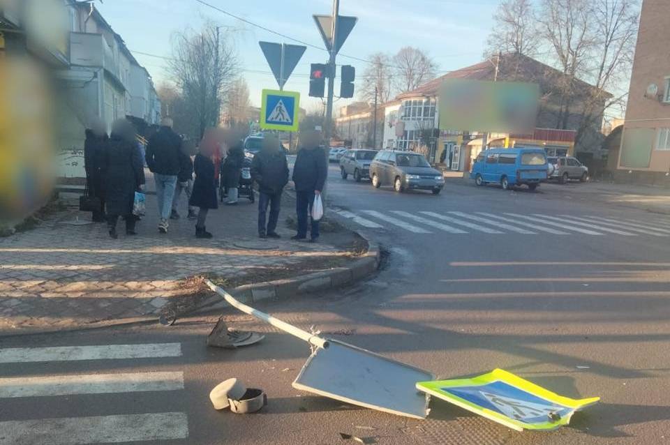 На Вінниччині водій наїхав на жінку, яка йшла по тротуару: подробиці