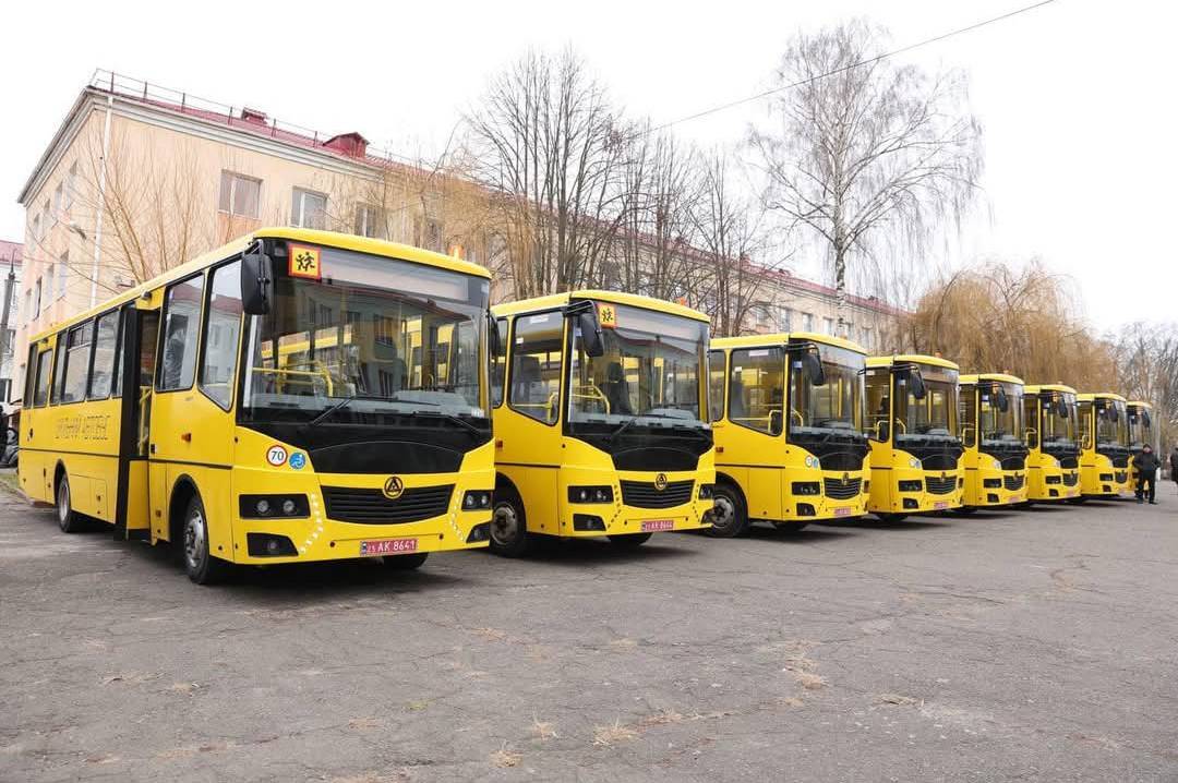 Громадам Вінниччини передали ще шість нових шкільних автобусів