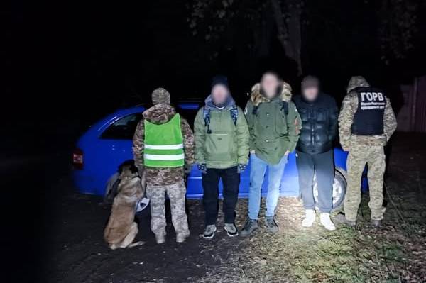 На Вінниччині затримали двох чоловіків і перевізника за спробу незаконного перетину кордону