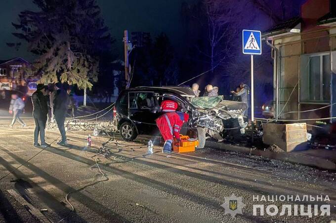 На Вінниччині зіткнулися два легковика, від чого один з них врізався в стовп: водії травмовані