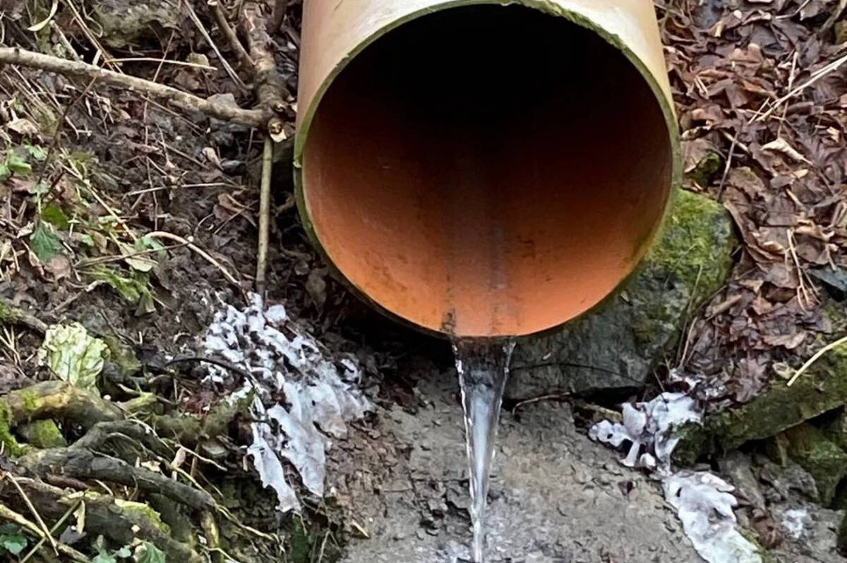 У Вінниці невідомі незаконно з'єднали трубу зі стічними водами із міською ливнівою