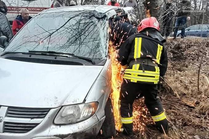 На Вінниччині рятувальники вирізали з авто постраждалого в ДТП водія