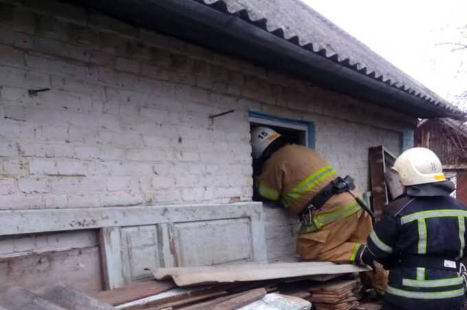 На Вінниччині сталася масштабна пожежа: згорів дах будівлі, речі та автомобіль