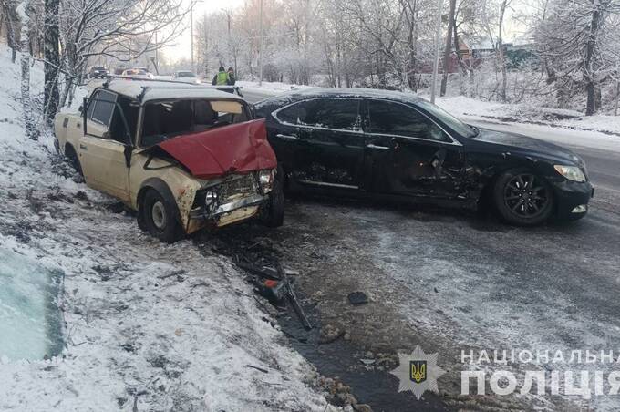 На Вінниччині Lexus їхав по "зустрічці" і летів у ВАЗ: є постраждала