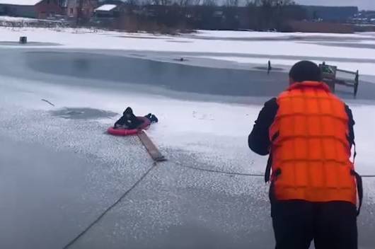 Рятувальники врятували підлітка, який провалився під кригу (відео)