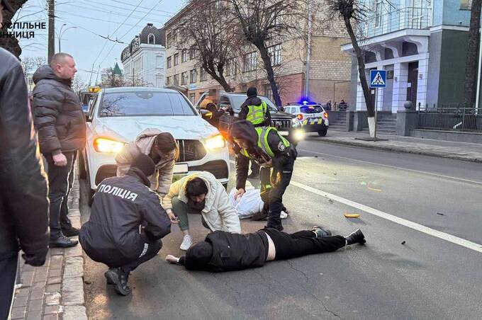 У Вінниці на Театральній Mercedes збив двох людей: подробиці аварії та фото (оновлено)