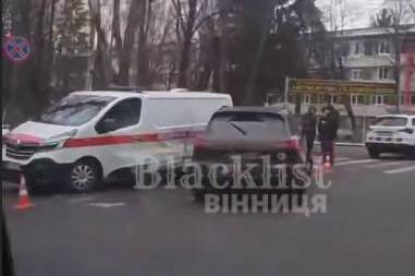 ДТП на Хмельницькому шосе у Вінниці: автомобіль швидкої допомоги потрапив у аварію