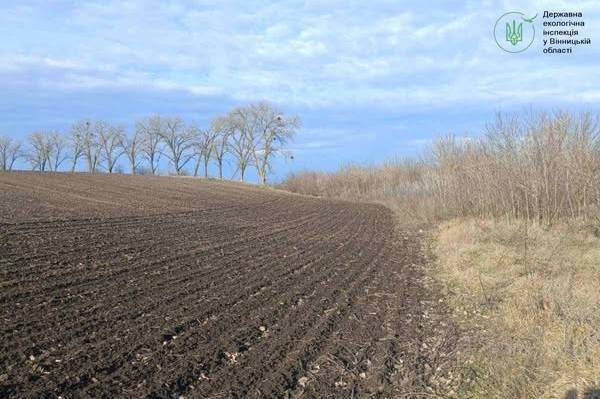 На Вінниччині виявили незаконне розорювання землі біля ставка: подробиці