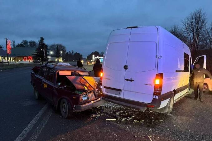 На Вінниччині зіштовхнулись Mercedes та ВАЗ: є постраждалі