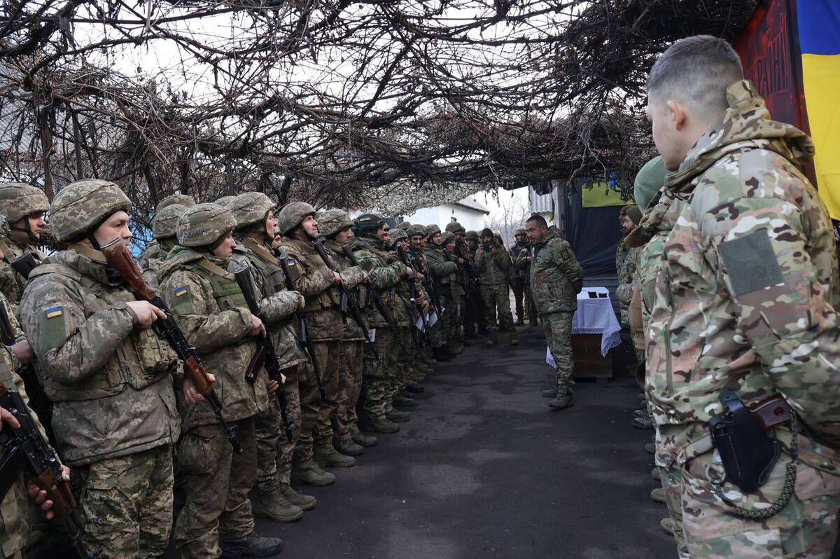 Голонокомандувач ЗСУ вручив відзнаки бійцям вінницької бригади