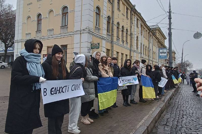 З нагоди Дня Соборності України вінничани утворили  "Живий ланцюг єднання" (фото)