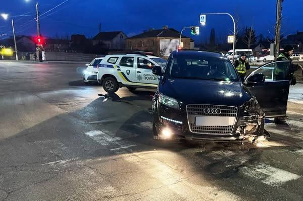 У Вінниці водій на Audi так тікав від патрульних, що в'їхав у бордюр: подробиці