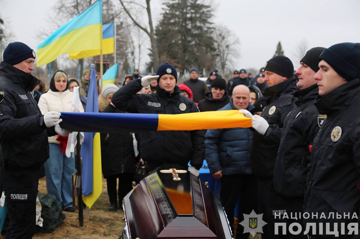 Вічна пам'ять героям: Вінниччина попрощалася з поліцейськими, які загинули в Торецьку