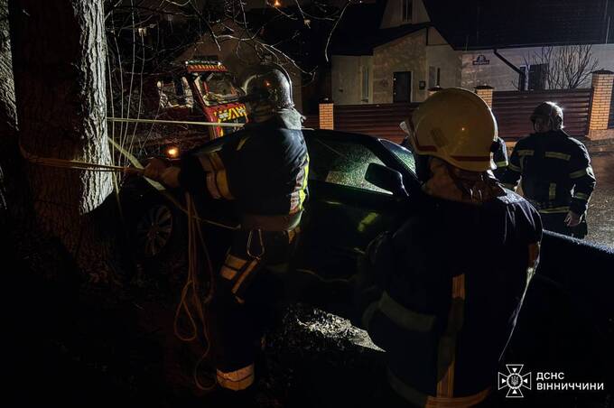  ДТП у Вінниці: рятувальники допомогли водієві вибратися з узбіччя







