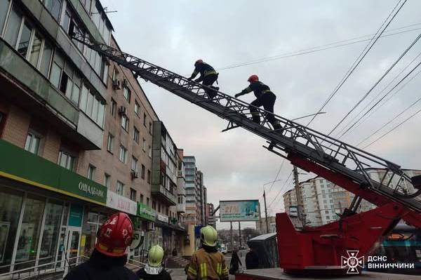 Три дні не виходив на зв'язок: уважні сусіди та надзвичайники врятували пенсіонера у Вінниці