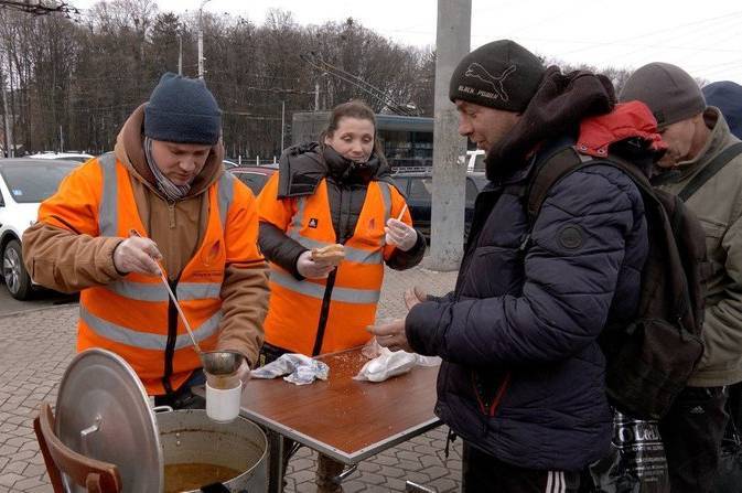 Тепло в мороз: у Вінниці волонтери годують безхатьків гарячими обідами