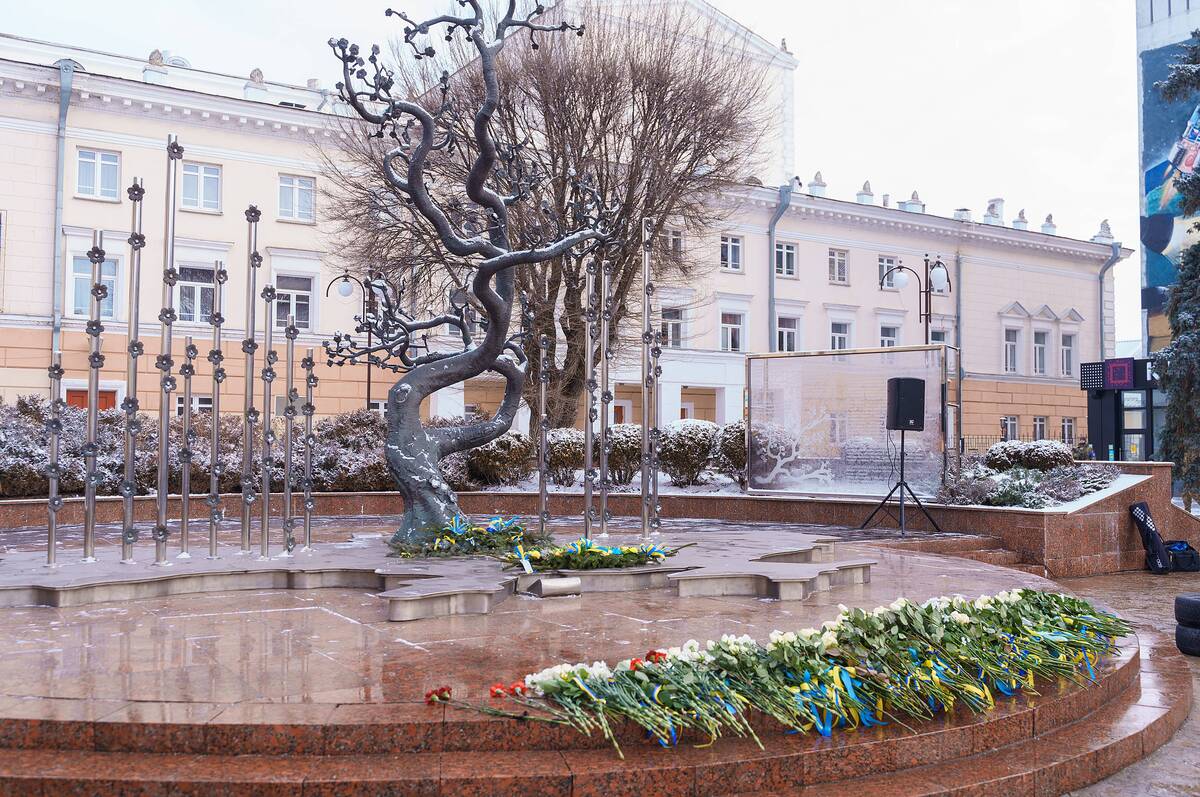 У Вінниці вшанували пам’ять Героїв Небесної Сотні та поклали квіти до скульптури «Дерево свободи»