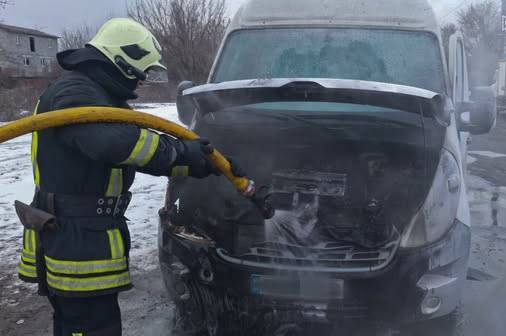 На Вінниччині через куріння сталася пожежа у квартирі, а на дорозі згорів автомобіль