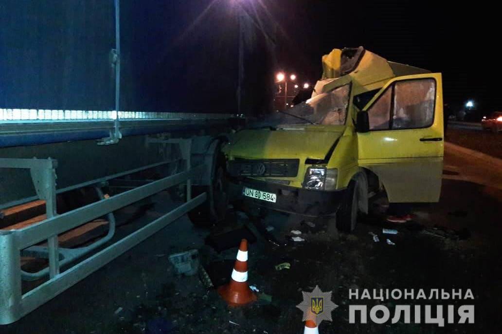 Вночі на вул. Стельмаха мікроавтобус в'їхав у вантажівку. Загинуло троє людей