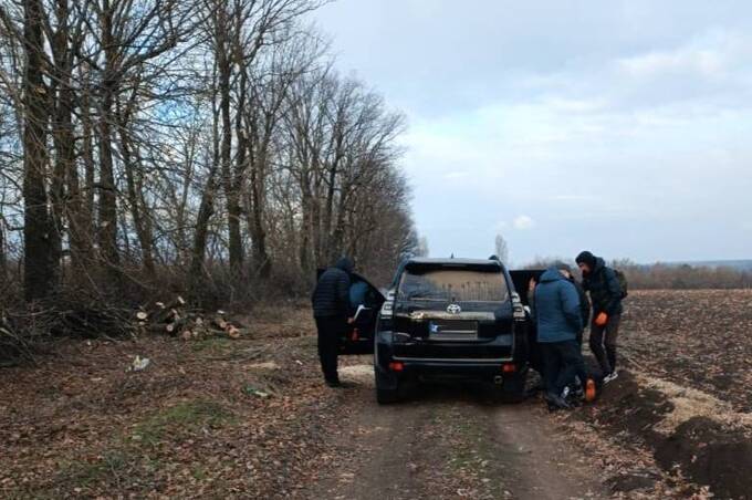 Зловмисники незаконно вирубували дерева та намагалися приховати сліди злочину