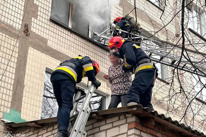 У пожежі в багатоповерхівці на Юності загинув чоловік, жінка вистрибнула з вікна (відео)