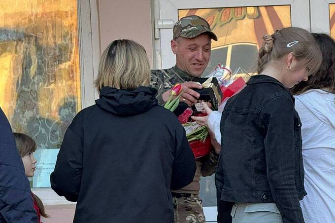 Звільнений з полону захисник Маріуполя повернувся додому: як на Вінниччині зустріли Героя