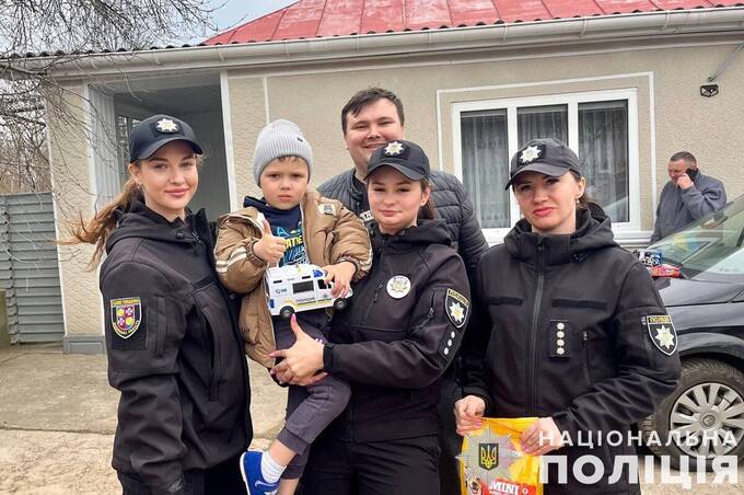 Поліцейські Могилів-Подільщини провідали Остапчика, якого вчора шукала вся громада (відео)